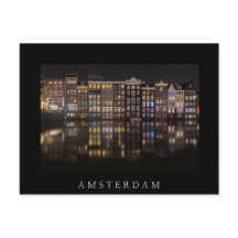 Amsterdamhus med färgad ljus på natten