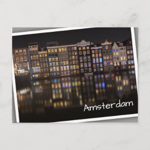 Amsterdamhus med färgad ljus på natten vykort
