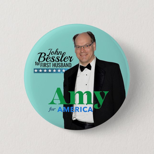 Amy Klobuchar 2020 / John Bessler för First Husban Knapp (Framsida)