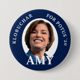 Amy Klobuchar Porträtt in Blue and White Knapp