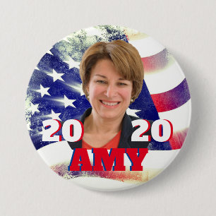 AmyKlobuchar porträtt i rött, blått och vit Knapp