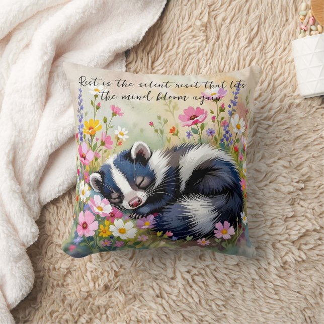 An Adorable Skunk Napping in Flowers and Quote Kudde (Filt)