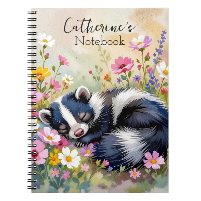 An Adorable Skunk Napping in Flowers Personalized Anteckningsbok (Framsidan)
