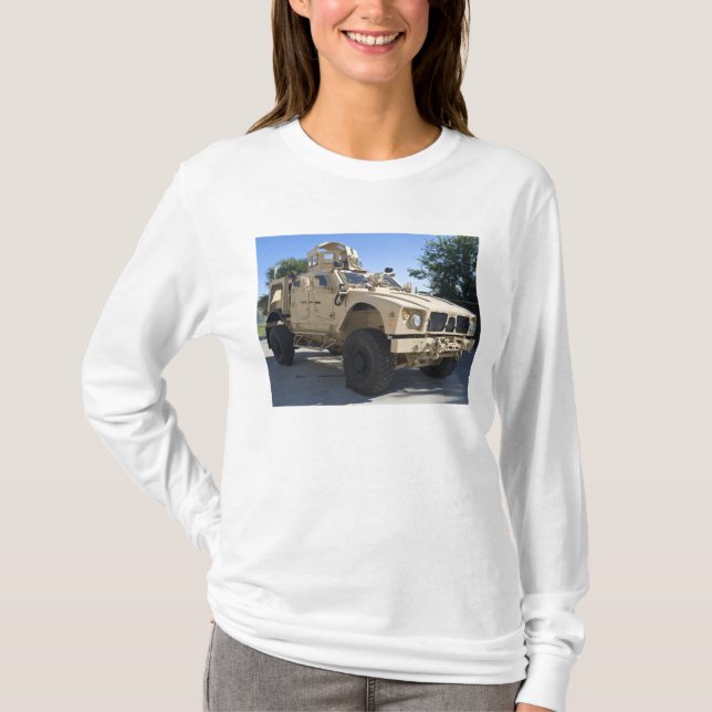 An Oshkosh M-ATV T-shirt (Framsida)