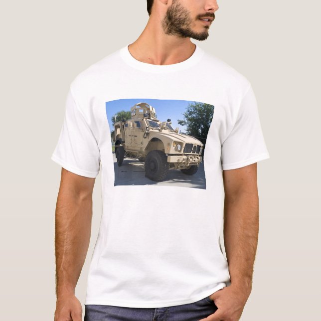 An Oshkosh M-ATV Tee Shirt (Framsida)
