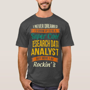 Analytiker av forskningsdata ger en praktisk uppsk t shirt