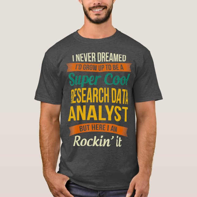 Analytiker av forskningsdata ger en praktisk uppsk t shirt (Framsida)