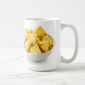 Ananas bitar i en skål kaffemugg