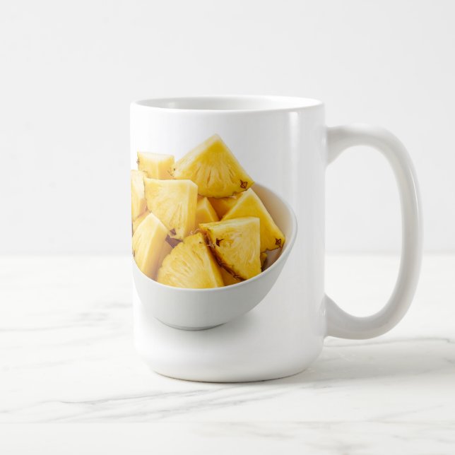 Ananas bitar i en skål kaffemugg (Höger)