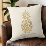 Ananas chic Guld på Elfenbenskusten Kudde<br><div class="desc">Dekorativ kudde personlig med din familj namn och en ananas i guld med elfenbensbakgrund,  välj en storlek som du kan använda för att framhäva din hemdekoration eller för ge som gåva. Matchande objekt i vår butik.</div>