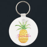 Ananas eget namn nyckelring<br><div class="desc">Den här söta och giftiga nyckelringen dekoreras med en vattenfärgsananas och en namn i rosa typografi. Du kan anpassa den genom att ändra namn eller skapar den till ett monogram. Ursprunglig vattenfärg © Michele Davies.</div>