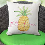 Ananas Hej Sommarens Gult Rosa Vattenfärg Kudde<br><div class="desc">Dekorera sommartålamodet med den här söt kudden. Den har en vattenfärgsananas och ord Hej Summer. Du kan anpassa den här kudden genom att ändra ord om du vill. Ursprunglig vattenfärg © Michele Davies.</div>