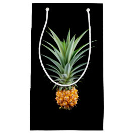 Ananas med stor frisyr på svart bakgrund
