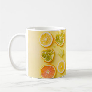 Ananas omgiven av citrusfrukter kaffemugg