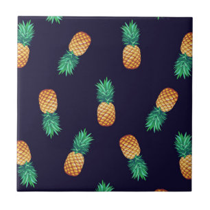 Ananas på marinen kakelplatta