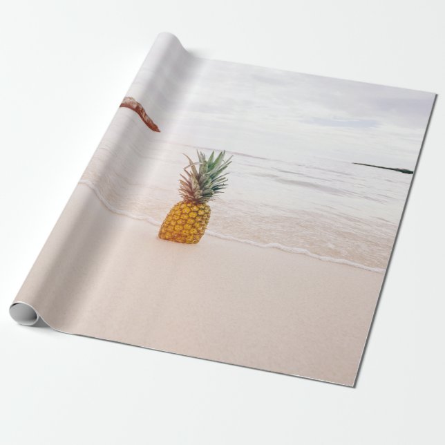 Ananas på sand nära stranden presentpapper (Utrullad)