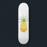 Ananas Skateboard<br><div class="desc">Denna flickiga Skateboard är dekorerad med en handritad ananas i nyanser av gult och grönt.
Eftersom vi skapar vår egen konst hittar du inte exakt denna bild hos andra designers.
Original Watercolor © Michele Davies.</div>