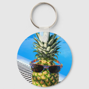 Ananas som ha på sig solglasögon på simbassäng nyckelring