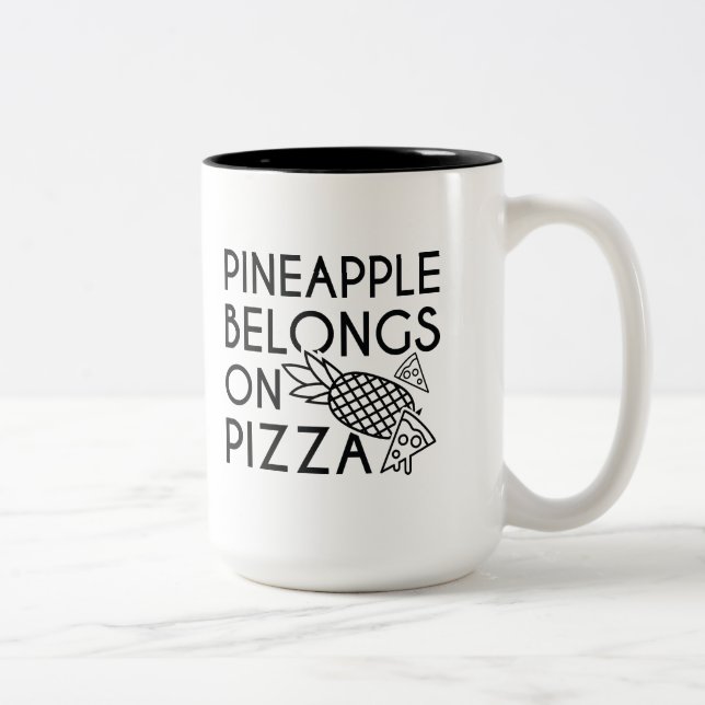 Ananas Tillhör på Pizza Två-Tonad Mugg (Höger)