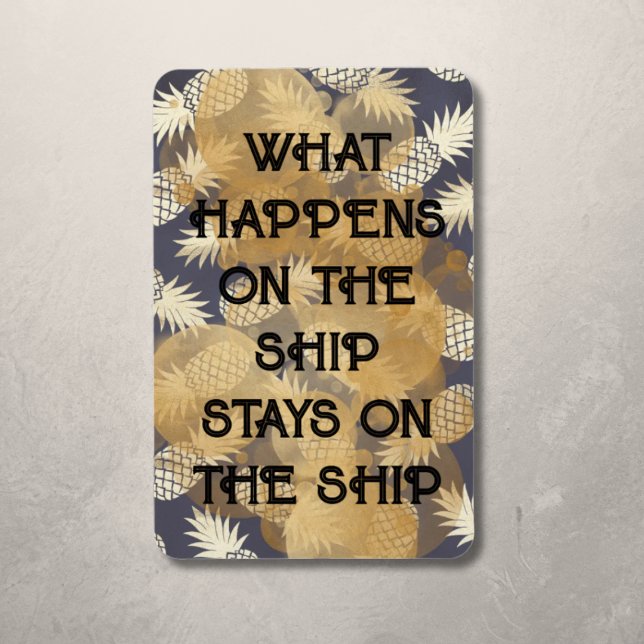 Ananas vad som händer på båten stannar på båten magnet (What Happens On The Ship Stays On The Ship | Funny Cruise Door Magnet)
