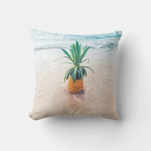 Ananasfrukter på stranden på morgonen kudde (Framsida)
