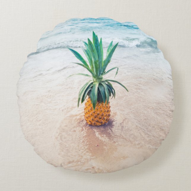 Ananasfrukter på stranden på morgonen rund kudde (Framsidan)