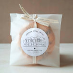 Anchorage Skyline | Välkomsthälsoförmån för Bröllo Runt Klistermärke<br><div class="desc">Förbättra ditt bröllop välkomna paket eller evenemangets party favors med en anpassningsbar av välkomstklistermärken! Dessa eleganter, men små stil-klistermärken, är skräddarsydda för ett bröllop som tar ställe i den vackra staden Anchorage. De har en modern dekoskylin där namn i staden är inbyggt under. All inslag i designen, inklusive inslag, är...</div>