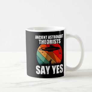 Ancient Astronaut-teorister säger ja. Kaffemugg
