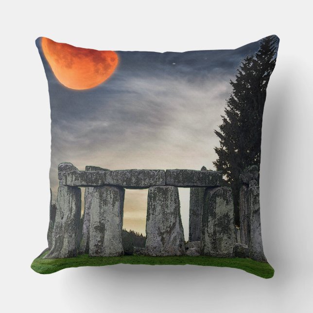 Ancient Stonehenge & Mystical Red Full Moon Kudde (Framsida)