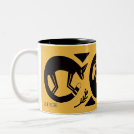 Ancienta rävar och blommor på den indiska gulten m Två-Tonad mugg