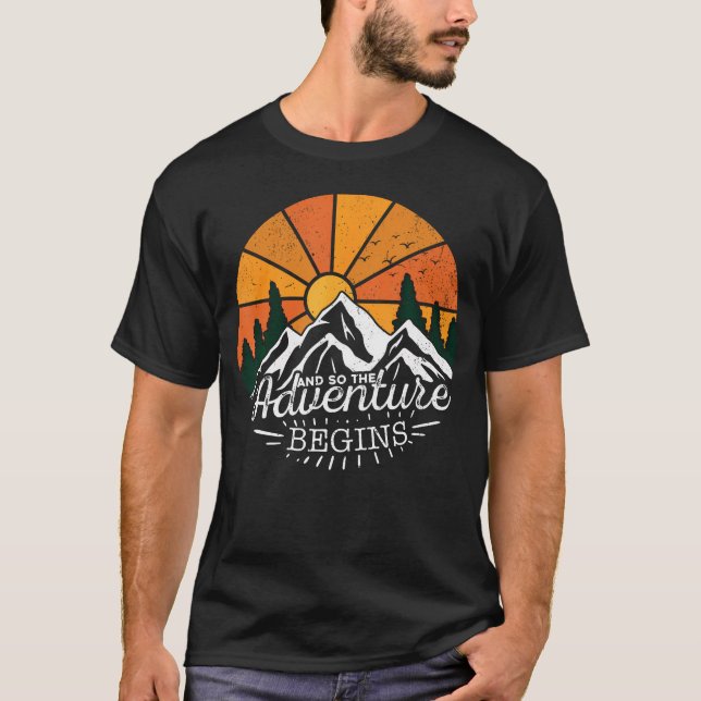 And So The Adventure Begins Adventure Camping Hiki T Shirt (Framsida)
