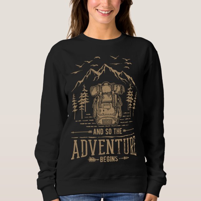 And So The Adventure Begins Hiker Backpack Mountai T Shirt (Framsida)
