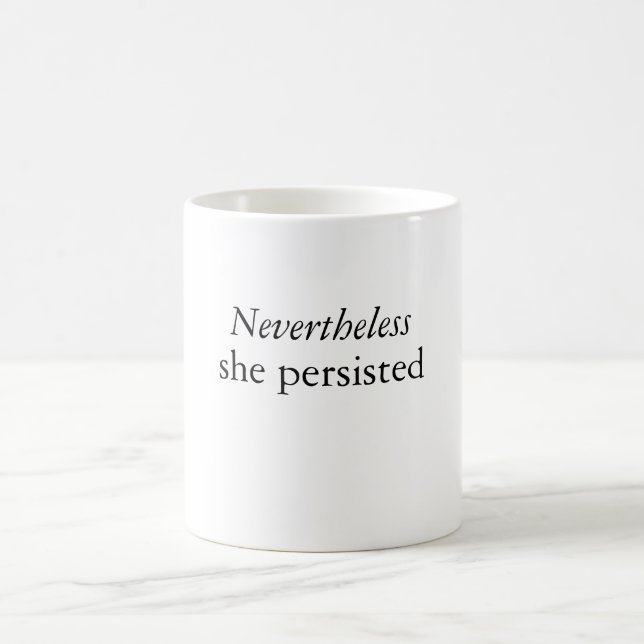 Ändå framhärdade hon den politiska påståendemuggen kaffemugg (Center)