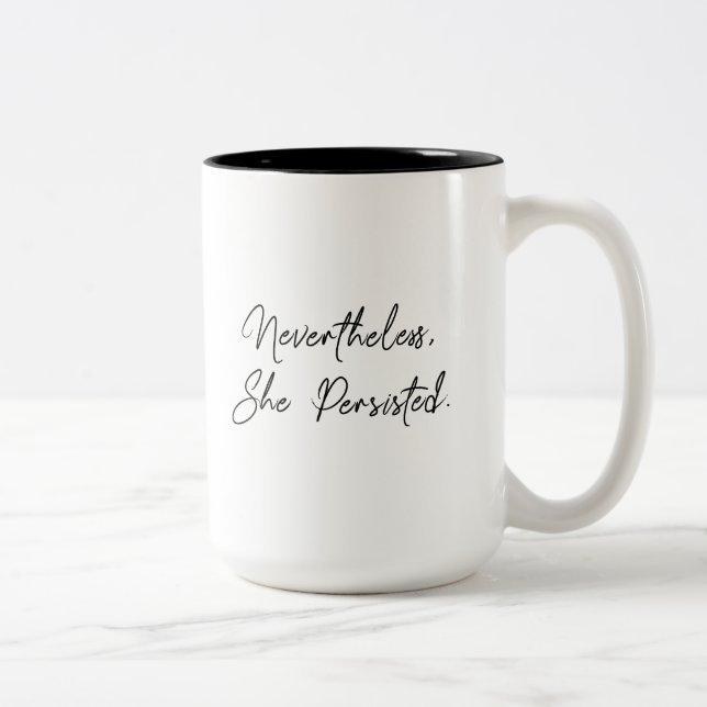 "Ändå, framhärdade hon" typograficitationstecknet Två-Tonad Mugg (Höger)