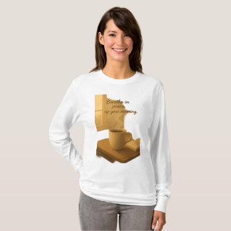 Andas i frid, drick din morgon mysiga kaffe konst t shirt