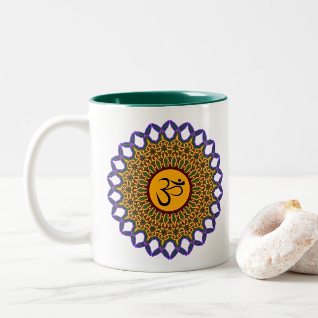 Andlig Mandala Yoga Om Peacock Kaleidoscope Två-Tonad Mugg (Med munk)