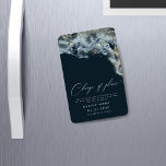 Ändra datum för vattenfärgen Vågar Guld Bröllop Magnet<br><div class="desc">Spara datum magneter har vattenfärgspenseldrag i djupt marint blått färg med guld-accenter som imiterar vågar på stranden, vilket gör det till en perfekt att välja ett sommar- eller strandbröllop. Det är minimalistiskt och elegant i layoutval och teckensnittsalternativ, vilket också är mycket enkelt att anpassa. Andra produkter från denna samling kompletterar...</div>