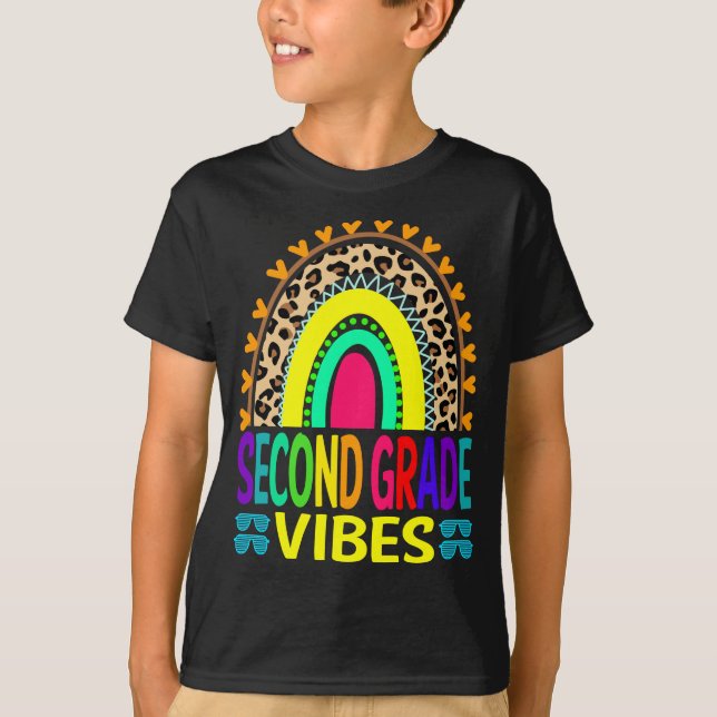 Andra Klass Vibes Rainbow Leopard Back to school T Shirt (Framsida)