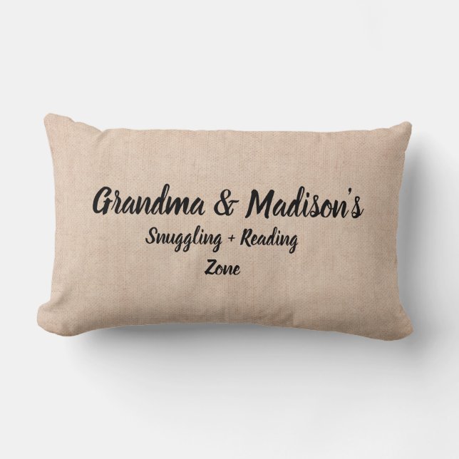 Ändra Namn Text Grandma Cuddling Läsning Zon Lumbarkudde (Framsida)