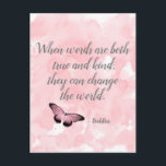 Ändra World Buddha-offerten Vykort<br><div class="desc">Modern, enkel och sann. "När ord är både sant och snällt kan de ändra världen" Buddha-citat på söt rosa bakgrund med rosa fjäril</div>