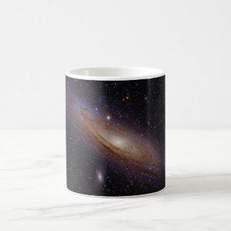 Andromedagalaxen som tas med vätealfabetisk, kaffemugg