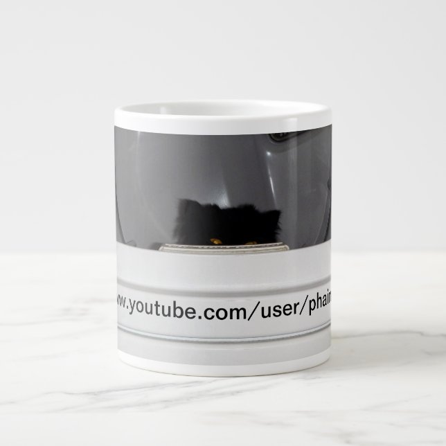 Andy den persiska katten vill sova i torktumlaren. jumbo mugg (Framsidan)