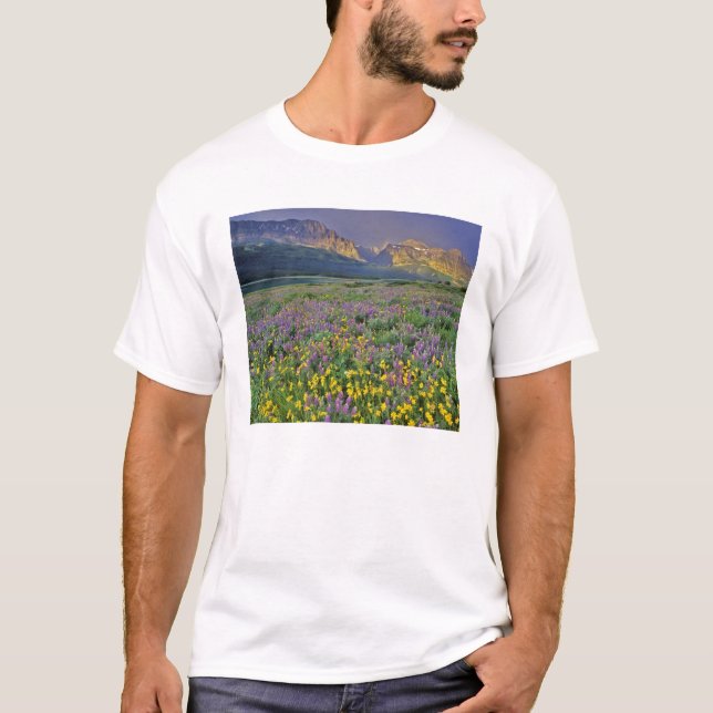 Äng med vilda blommor i Many glacier Tee Shirt (Framsida)