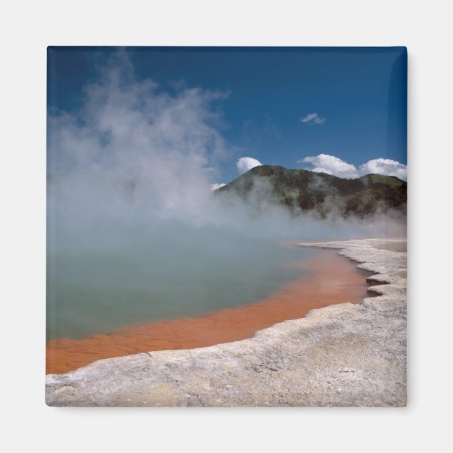 Ånga som stiger från Champagne Pool vid WAI-O-TAPU Magnet (Framsidan)