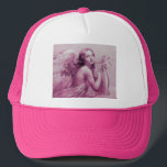 ANGEL PLAYING LYRA ÖVER NEDLÄGGNINGENS rosa Keps<br><div class="desc">Konstgjord och klassisk vattenfärgsmålning i vit rosa lila färg,  som har vidareutvecklats från 1800-talets italienska bra.</div>