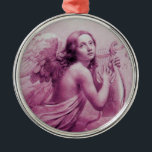 ANGEL SOM SPELAR LYRA ÖVER NÄRA, Rosa Julgransprydnad Metall<br><div class="desc">Konstgjord och klassisk vattenfärgsmålning i vit antika rosa fuchsia färg,  omformad från 1800-talets italienska bra art</div>