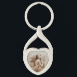 ANGEL SOM SPELAR LYRA ÖVER NORMÖRJA TWISTED HEART SILVERFÄRGAD NYCKELRING<br><div class="desc">Konstgjord och klassisk vattenfärgsmålning i vit sepia, brunt färg,  omformad från 1800-talets italienska bra art</div>