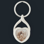 ANGEL SOM SPELAR LYRA ÖVER NORMÖRJA TWISTED HEART SILVERFÄRGAD NYCKELRING<br><div class="desc">Konstgjord och klassisk vattenfärgsmålning i vit sepia, brunt färg,  omformad från 1800-talets italienska bra art</div>