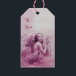 ANGEL SOM SPELAR LYRA ÖVER Rosans Lila Presentetikett<br><div class="desc">Konstgjord och klassisk vattenfärgsmålning i vit lila färg,  som har omarbetats från 1800-talets italienska bra art.</div>