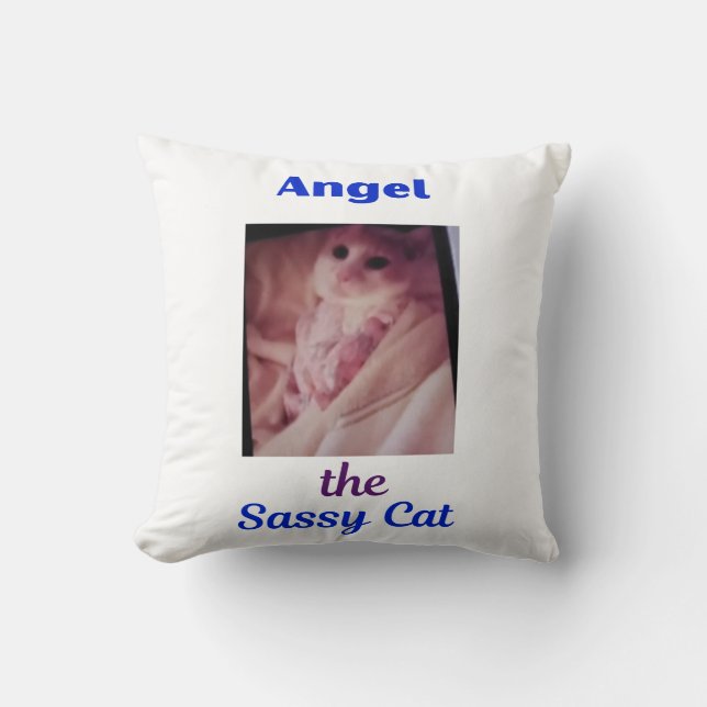 Angel the Sassy Cat Pillow Kudde (Framsida)